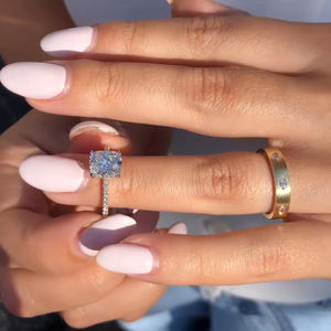 Anillo de compromiso de oro de 14kt para mujer, corte radiante, racimo de diamantes cultivados en laboratorio, estilo moderno, certificado IGI, anillo libre de conflictos 2,0-2,15 - Product Image 1