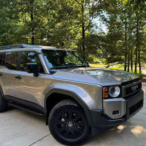 Usado 2024 T o y o t a L a n d C r u i s e r Primera edición 4WD a tiempo completo, Centro de bloqueo y diferenciales traseros - Product Image 1