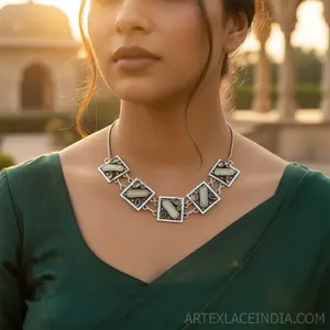 Collar Cuadrado de Moda para Mujer con Cuentas de Piedras Preciosas Plateadas, Elegante Accesorio de Joyería - Product Image 2
