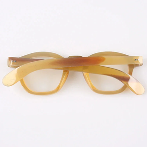 Lunettes de soleil durables en corne de buffle naturelle |   Lunettes en corne de bœuf faites à la main avec un design classique et élégant, verres polarisés, unisexe - Product Image 2