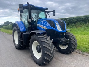 Tracteurs à main d'occasion en bon état disponibles en Autriche à prix avantageux, tracteur New Holland T7225 en vente et prêt à l'exportation dans le monde entier - Product Image 5