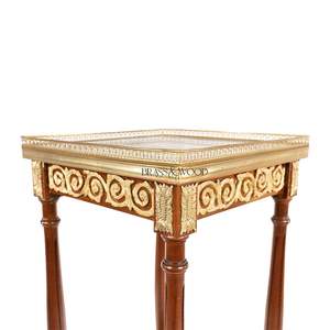 Table d'appoint carrée haute de luxe en acajou avec plateau en marbre blanc et accents en laiton doré orné pour une décoration d'angle classique de la maison - Product Image 4