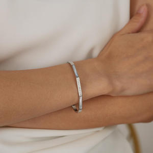 Pulsera de Moda de Acero Inoxidable Chapada en Oro, Estilo Retro y de Alta Gama para Mujer, con Forma de Mariposa Geométrica y Perla, Estilo Religioso Moderno - Product Image 6