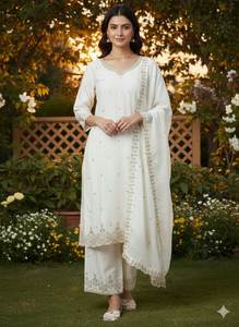 Parfait pour les occasions festives, les soirées ou les événements. Tenue sur mesure de style Salwar Kameez, confortable et élégante pour femmes. - Product Image 5