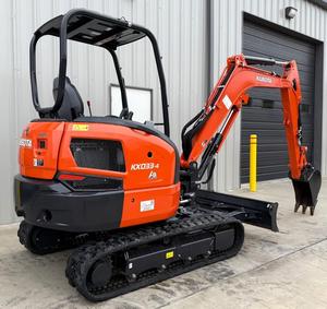 ENVÍO GRATUITO Miniexcavadora Kubota KX033-4 de 3.4 toneladas, Aprobada por la EPA y CE, Motor Diésel de 25 hp, 24 horas, ROPS Abierto, Hoja de Retroexcavación Hidráulica - Product Image 1