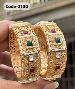 กำไลโลหะสไตล์ราจวดีคลาสสิกพร้อมสลักลายดอกไม้สีทองสำเนียงหินเหมาะสำหรับงานแต่งงานและงานปาร์ตี้ของเพื่อนเจ้าสาว - Product Image 2