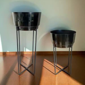 Maceta de metal moderna de tamaño pequeño con soporte tipo mesa - Product Image 3