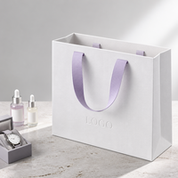 Sac shopping personnalisé en papier blanc avec logo en aluminium pour l'emballage de sérum de soin, de flacon de parfum et de montre