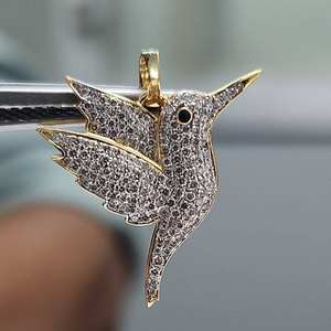 Colgante de Lujo de Colibrí con Moissanita y Baño de Oro de 18K sobre Plata de Ley, Joyería Hip Hop (Cercano al producto) - Product Image 5