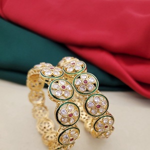 Acabado dorado de moda tradicional con aspecto de piedras Dos juegos de brazaletes Brazaletes abiertos con estilo para mujeres para uso de boda - Product Image 1