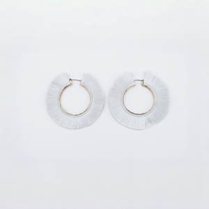 Orecchini a Cerchio Bianchi con Frange alla Moda, Orecchini Pendenti Rotondi con Nappe Boho per Donna, Gioielli Estivi da Spiaggia - Product Image 3