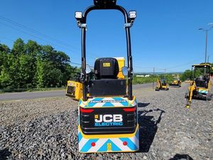 Chargeuse frontale JCB 1T-2E d'occasion, 4x4, mini-remorque benne - Product Image 2