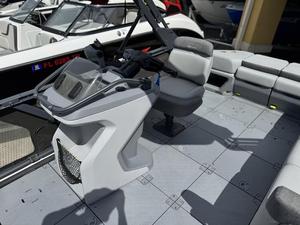 Jet ski Sea-Doo Switch Sport 2023, 2 temps, 226-300 CV, application automatique, 3 places, 4 cylindres, galvanisé, 20 km/h, 1800 cm³ - Product Image 3