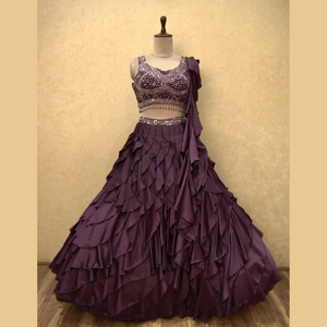 Impresionante Lehenga en color vino real con intrincados ritmos y secuencia de trabajo manual para la función de la boda India al por mayor - Product Image 1