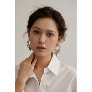 Bagues de mode blanches élégantes et audacieuses, boucles d'oreilles tendance - Product Image 2