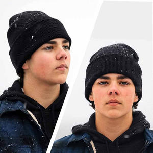 Gorro de Punto Grueso Unisex Negro 100% Lana - Ideal para el Invierno y la Playa - Product Image 5