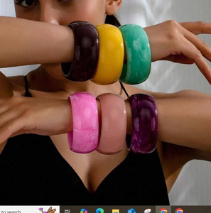 Bracelets en résine de taille unique, design vintage tendance, couleur et forme personnalisées, fabriqués en Inde, meilleur prix pour les mariages et les fêtes - Product Image 4