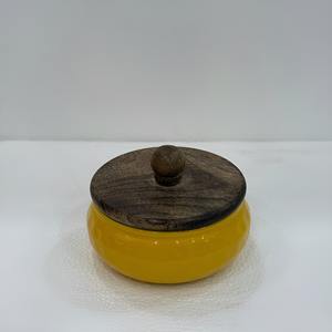 Bols en fer décoratifs en émail au design classique avec couvercles en bois et plateau de service, jaune, lot de 2, 250 ml - Product Image 4