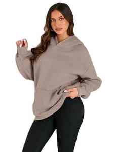 Sweat à capuche pour femme conçu avec un tissu confortable et respirant offrant chaleur, confort et style streetwear - Product Image 3