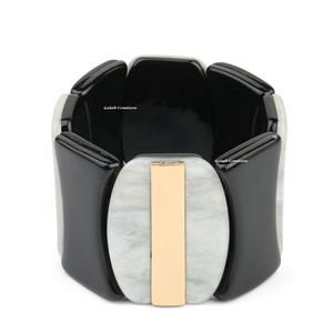 Pulseras anchas elásticas de cuentas de resina negra personalizadas ZAM IMPEX, pulseras envolventes de moda curvadas a mano con incrustaciones de latón - Product Image 1