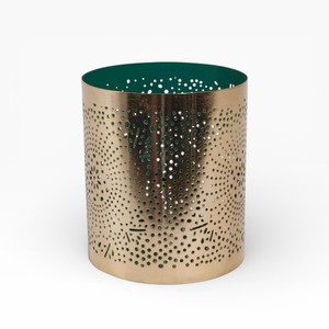 Bougeoirs en métal doré antique avec une fine perforation circulaire et une finition intérieure verte - Product Image 1