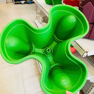 Maceta triangular de diseño único para plantas de interior y jardines al aire libre - Product Image 3