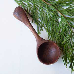 Cuchara de café de madera con mango suave que mejora el agarre, garantizando precisión al servir, ideal para los mañanas ocupadas. - Product Image 3