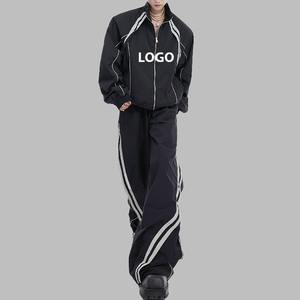 Chaqueta y joggers de nailon para hombre con logotipo personalizado, conjunto de 2 piezas holgado de poliéster con cremallera, chándales cortavientos deportivos con rayas - Product Image 4