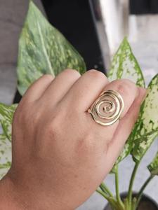 Bague en laiton poli de qualité export, design moderne rustique, faite à la main, avec couleur personnalisée pour tenue culturelle traditionnelle d'Inde - Product Image 3