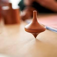 คอลเลกชันของไม้ปั่นทำด้วยมือท็อปส์ซูของเล่นไม้แบบดั้งเดิมสำหรับความสนุกสนานและเกมการหมุนที่ทำด้วยมืองานฝีมือ - Product Image 5