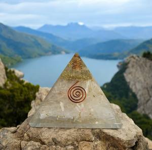 Pirámide de Orgón Tallada con Virutas de Selenita Natural Grande, Cristal de Energía Orgonita para Meditación, Piedra Semipreciosa para Artesanías - Product Image 5