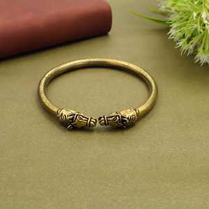 Brazalete Dorado Vintage Grabado en Latón, Joyería Tribal Minimalista Bohemia • Brazalete Unisex - Product Image 3