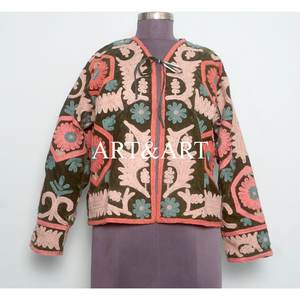 Veste matelassée en velours Suzani faite à la main, style vintage, brodée, manteau bohème, veste en coton écologique pour femmes, artisanat distinctif - Product Image 1