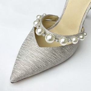 Chaussures de mariée élégantes blanches à talon chaton pour femme – Escarpins confortables à talon bas, bout pointu, bride en dentelle et perles – Idéales pour mariage et été - Product Image 3