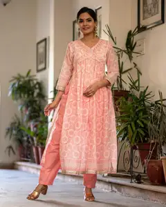 Hermosa impresión bordada de algodón estampado Nyra Cut Kurta emparejado con estampado mulmul dupatta y Pantalón de algodón para mujer - Product Image 1