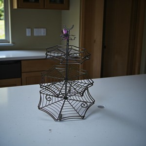 ชั้นวางใยแมงมุมเหล็กสามชั้นพร้อมแมงมุมอัญมณีสีม่วงสีดำหรูหราชั้นวางโชว์ขนมหวานฮาโลวีนสำหรับตกแต่งงานปาร์ตี้ที่น่ากลัว - Product Image 3