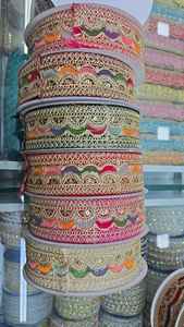 Vente en gros de dentelle brodée avec des perles et des strass, 100% polyester, écologique, personnalisée, pour vêtements, sacs, chaussures - pour cadeaux, 1 pièce - Product Image 2