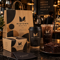 Ensemble d'emballages personnalisés pour café AT PACK avec des sacs en papier kraft, des gobelets en papier, des gobelets en PET, des boîtes alimentaires en carton ondulé et des serviettes