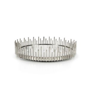 Plateau décoratif rond élégant en argent avec un design moderne et des accents de boule élégants parfait pour servir et décor élégant - Product Image 5
