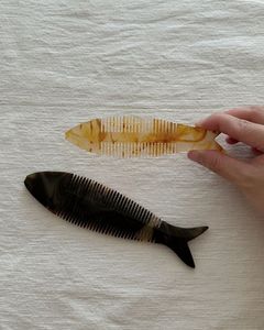 Fish Shaped Handmade Vintage Elegant Horn Texture <b>Comb</b> with Stylish Hand Base Unisex Daily Accessory Eco-Friendly Waterproof - Product Image 5