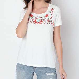 T-shirts pour femmes brodés sur mesure fabriqués au Pakistan, légers et à séchage rapide, en vente - Product Image 1