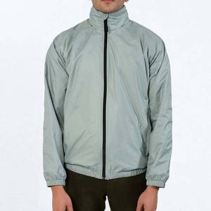 Veste coupe-vent imperméable respirante à logo personnalisé pour l'hiver pour hommes et femmes à capuche zippée en polyester écologique - Product Image 2