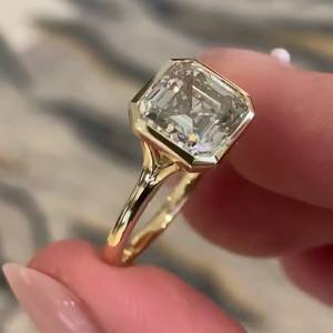 แหวนหมั้นเพชรแล็บ 2.70 กะรัต รับรองโดย IGI ทรง Asscher ขอบเพชรแบบ Split Bezel ตัวเรือนทองคำ สำหรับผู้หญิง สี D-E-F ความสะอาด VVS-VS เหมาะสำหรับงานแต่งงาน - Product Image 5