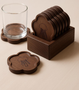 Sous-verres modernes à motif géométrique 3D en forme de cube avec un support en bois assorti. Disponible à prix de gros. - Product Image 2