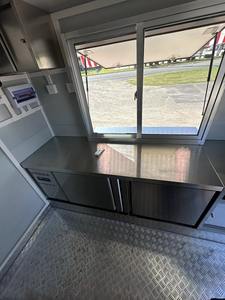 รถบรรทุกอาหารเคลื่อนที่มีอุปกรณ์ครบครันขนาด7x8พร้อมทำเงินเสิร์ฟขนมและมันฝรั่งทอด - Product Image 2