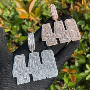 Colgante de Diamante Moissanita Redondo de Plata de Ley 925 con Incrustaciones de Circonitas, Estilo Hip Hop, Personalizado - Product Image 1