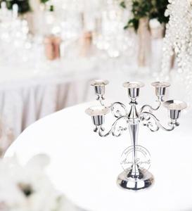 Elegante candelabro dorado de 4 brazos, perfecto para bodas y eventos especiales, agrega belleza atemporal e iluminación cálida a cualquier entorno - Product Image 3