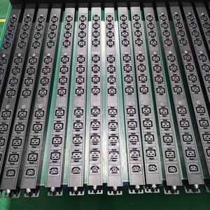 DoyonTek anti-déclenchement 3 phases 415V/240V 100A 125A verrouillé 12 ports IEC C19 mineur PDU - Product Image 1