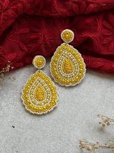 Boucles d'oreilles pendantes en forme de tranche de citron jaune vif avec des perles blanches, parfaites pour les vacances d'été - Product Image 6