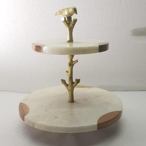 Plateau de support de gâteau en bois et métal en résine durable finition dorée décorative de luxe servant un plateau de gâteau au chocolat pour l'affichage - Product Image 1